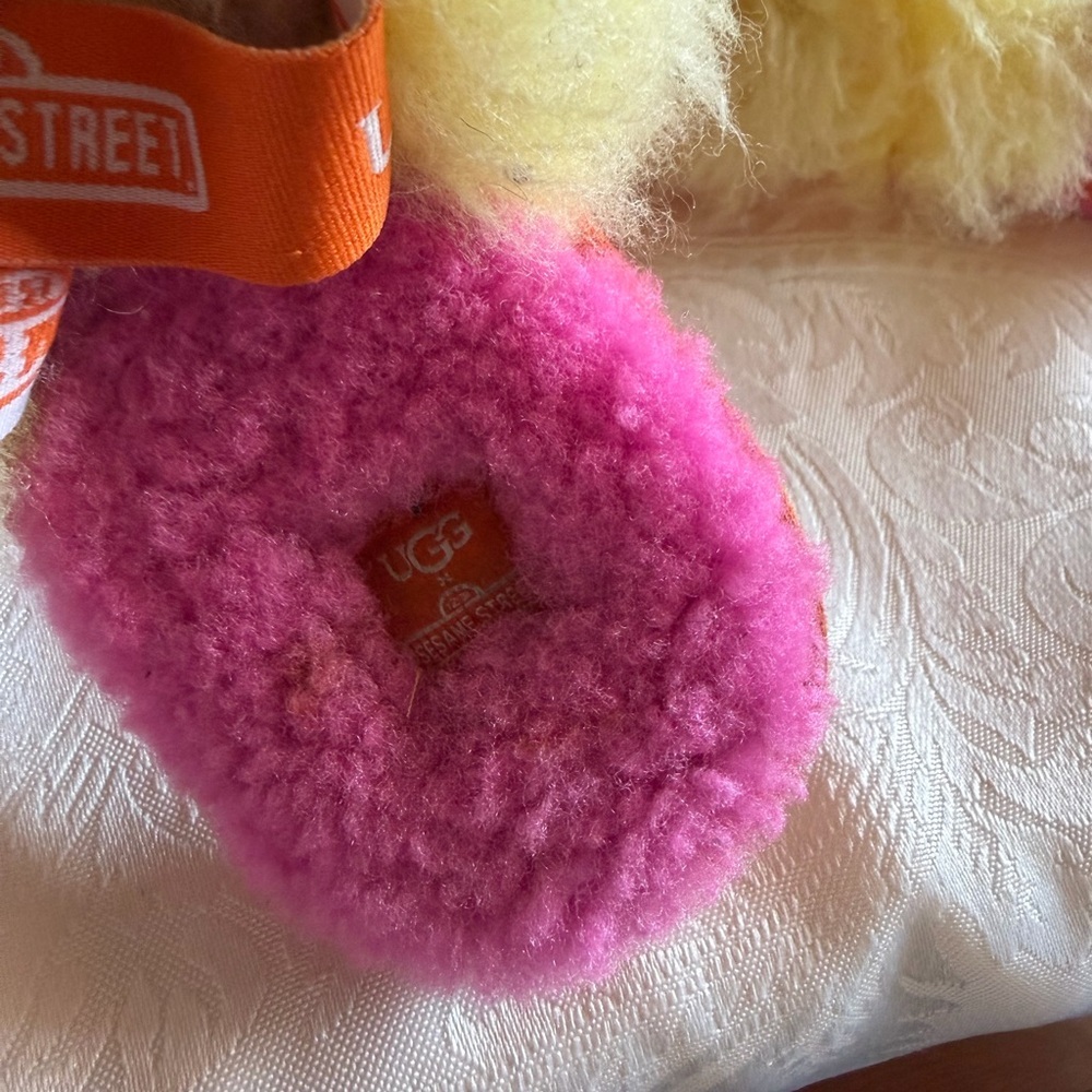 Sesame Street X UGG Slippers *PLAY* - Picture 5 of 6